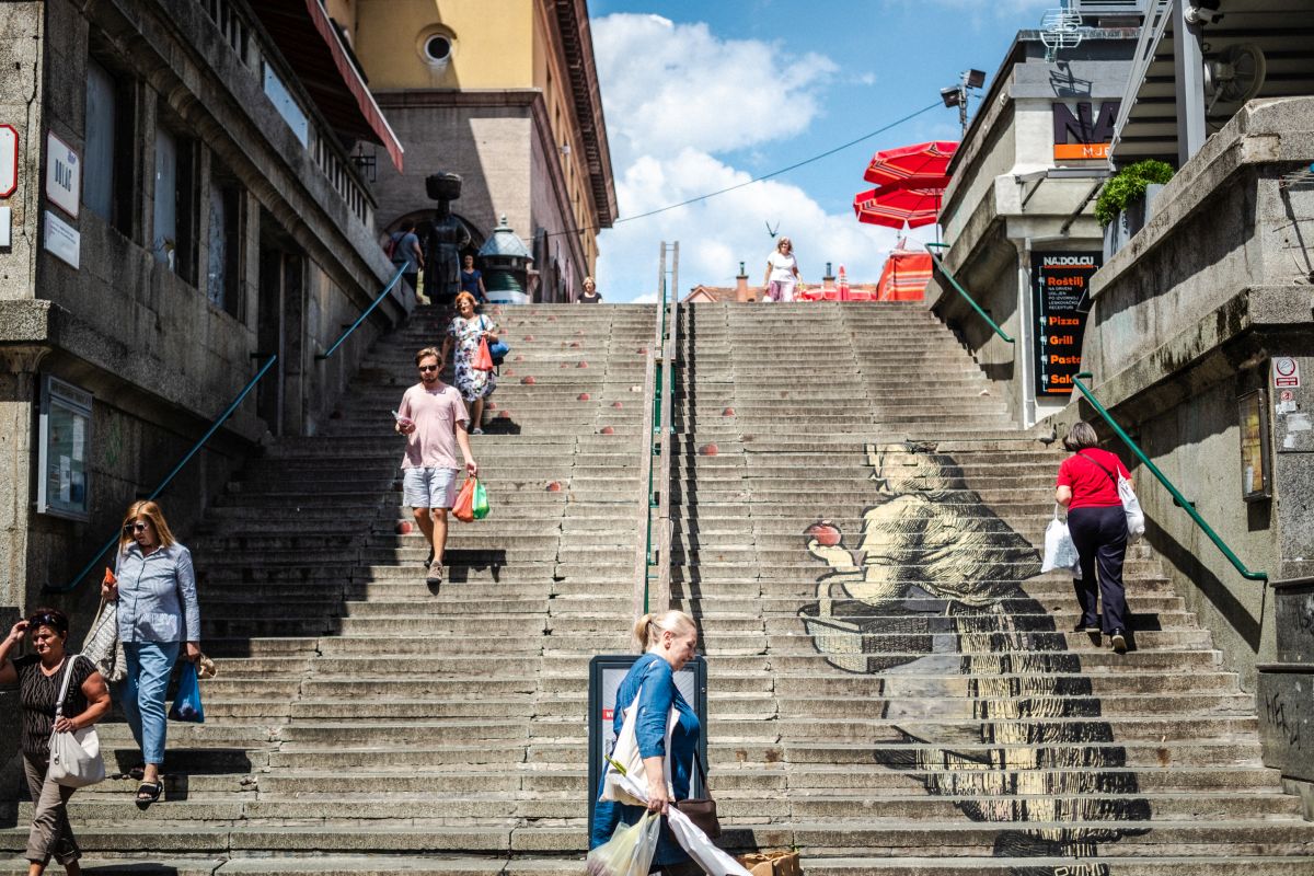 ulični triptih; okolo: street art
