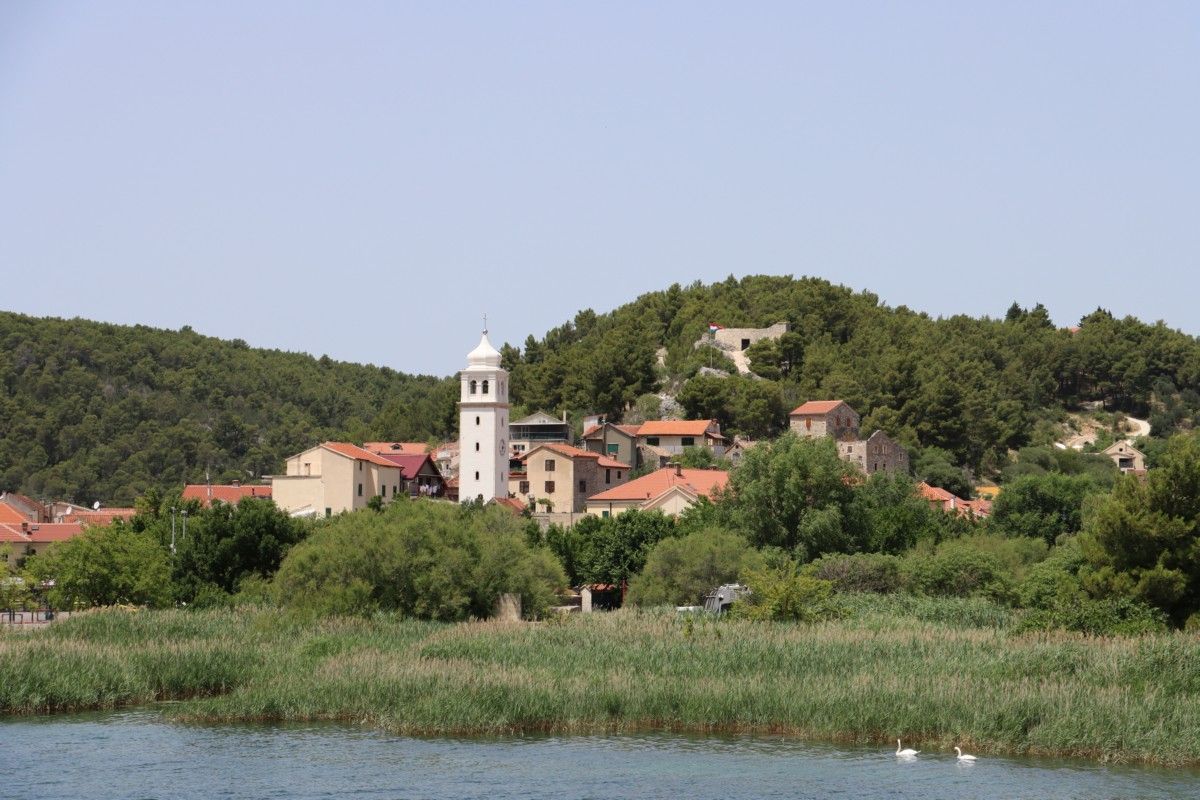 skradin, np krka, mario brčić, skradin pogled iz broda prema skradinskom buku