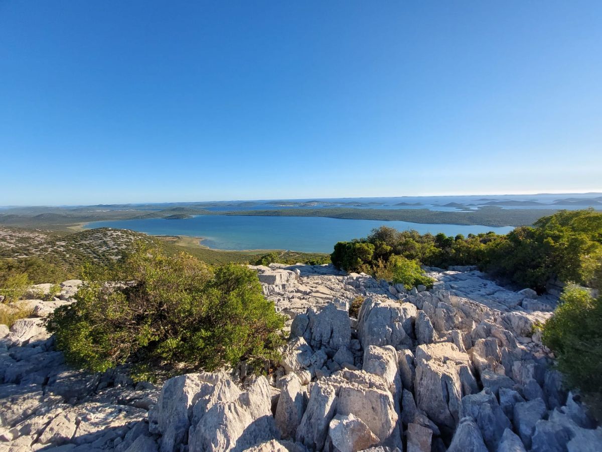 pogled na kornate vransko jezero