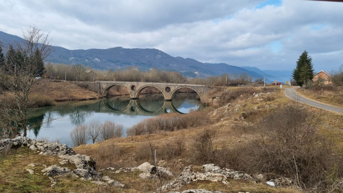 kosinj, kameni most