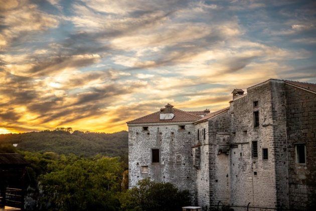 sredi&scaron;nja istra kolovoz, pazinski ka&scaron;tel