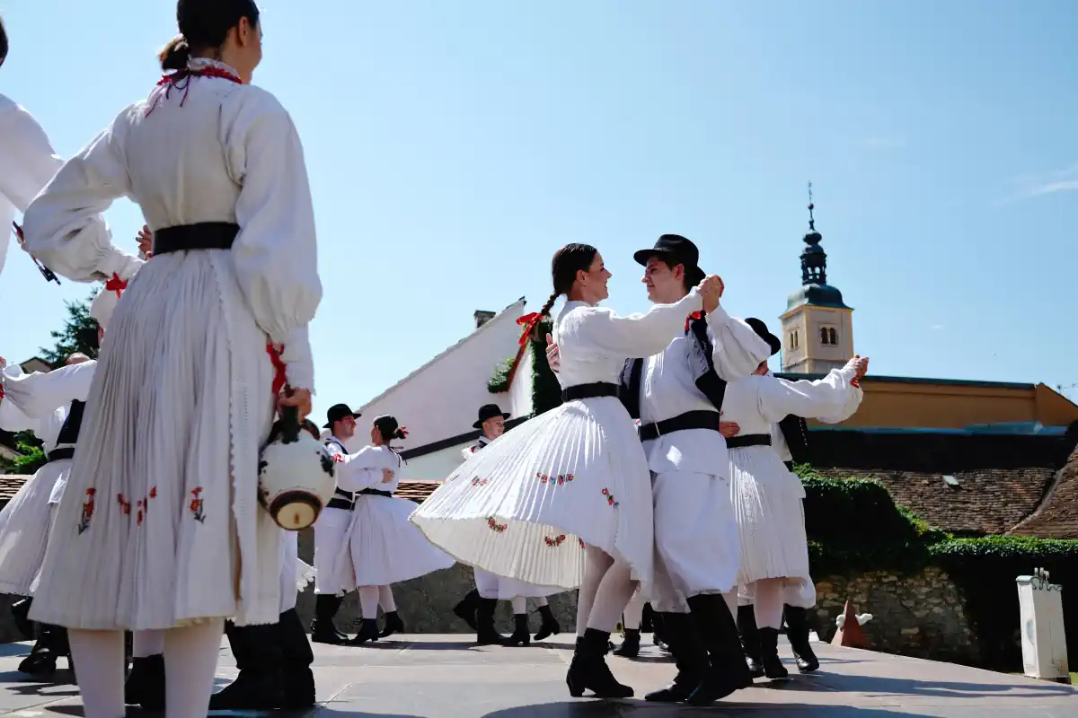 folklor, putovanja i razumijevanje