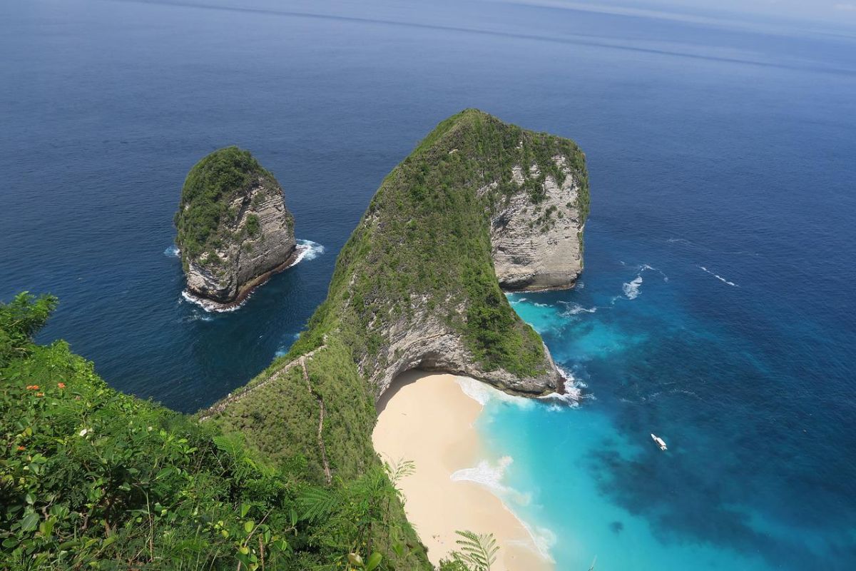 Slučaj Kanarskih otoka
Bali je samo jedno od mnogih mjesta koji se u posljednje vrijeme bori s pretjeranim / neuravnoteženim turizmom.
Proteklih godina je priljev posjetitelja na Kanarske otoke doveo infrastrukturu arhipelaga pod ogroman pritisak koji prema urbanistima više nije održiv. Ne smanji li se masovni priljev turista, Kanarima prijeti "sustavni kolaps", ističu.
/// Mještani Kanara upozoravaju da ih turizam tjera iz vlastitih domova
Stručnjaci koji rade za kampanju Ben Magec-Ekologi na djelu, oglasili su se nakon što su turističke brojke za 2023. otkrile rekordan broj posjetitelja - 16 milijuna. Prema jednoj procjeni, čak polovica njih su Britanci.
Bali, Indonezija, pixabay