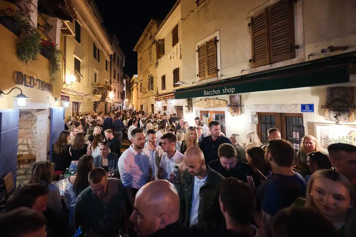 poreč vinistra - turisti svibanj 2024