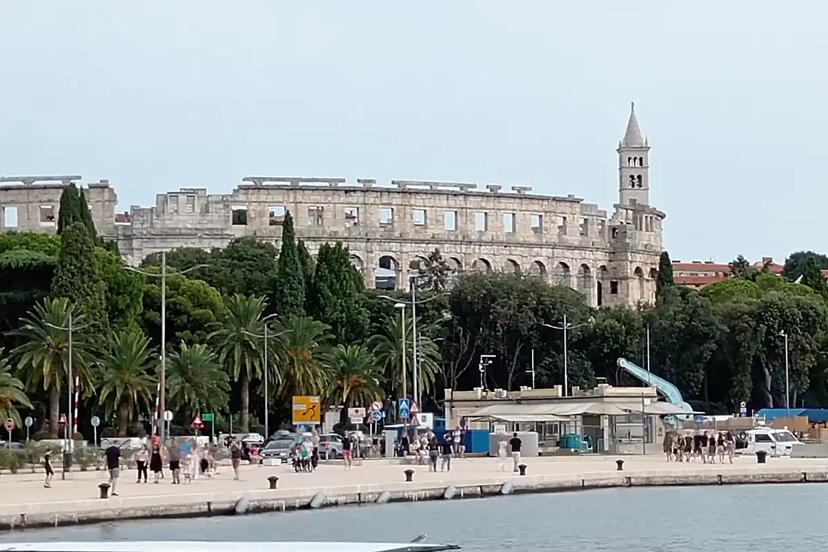 Arena amfiteatar i Crkva svetog Antuna u pozadini