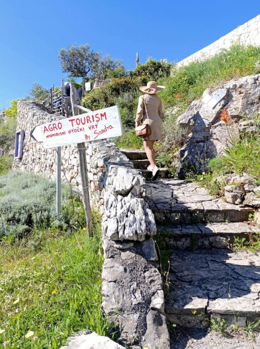 agroturizam, Miomirisni vrt Lošinj, žena, stepenice
