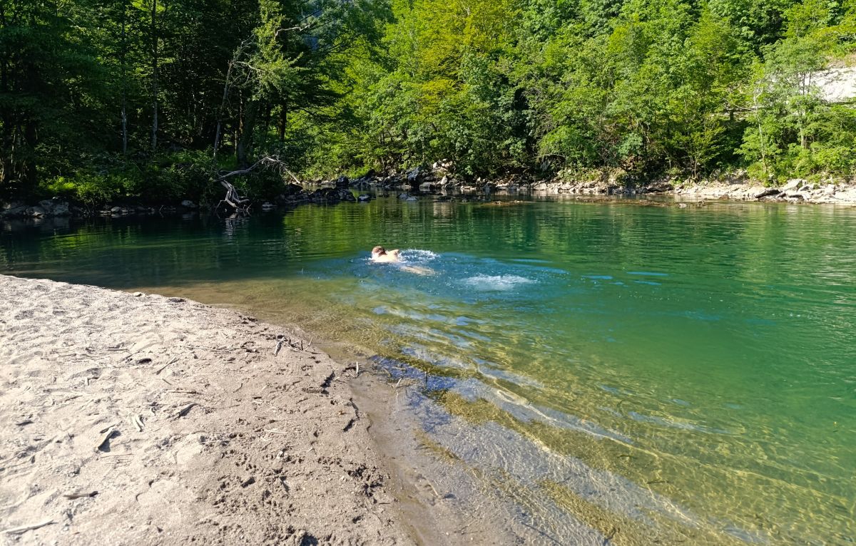 rijeka Kupa, Gorski kotar, Dabrova plaža, plivač, kupanje u rijeci