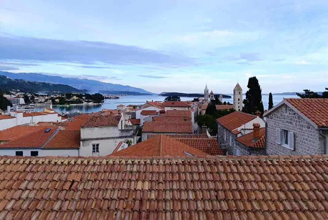 Rab, krovovi, vidikovac