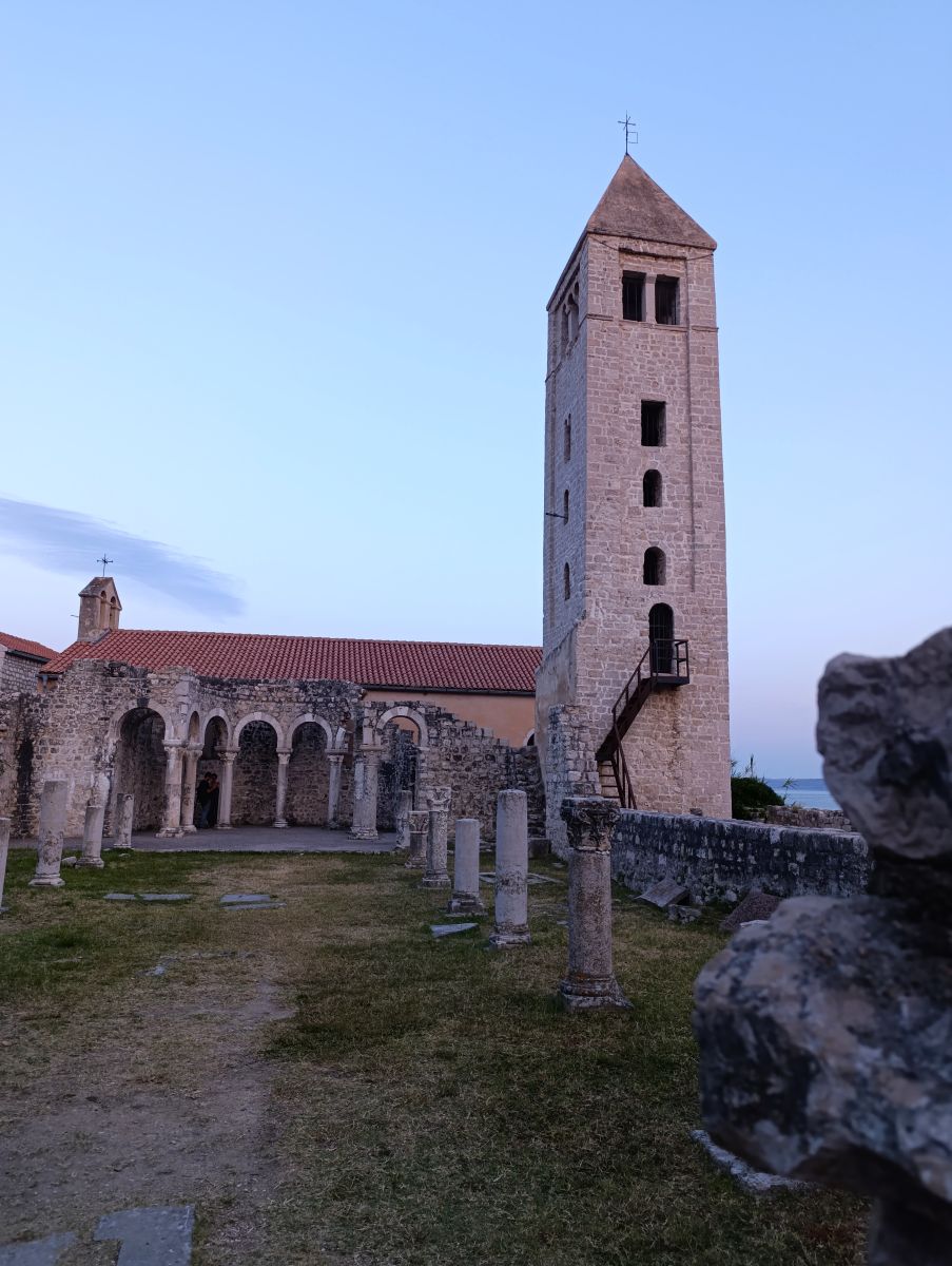 Rab, zvonik, ostaci crkve sv. Ivana Evandelista