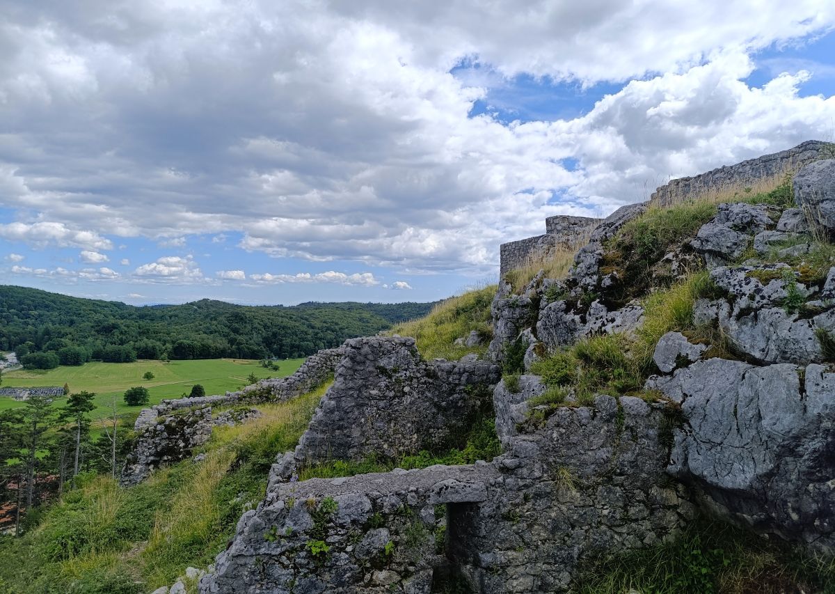 Gradina, Klana, zidine, ostaci