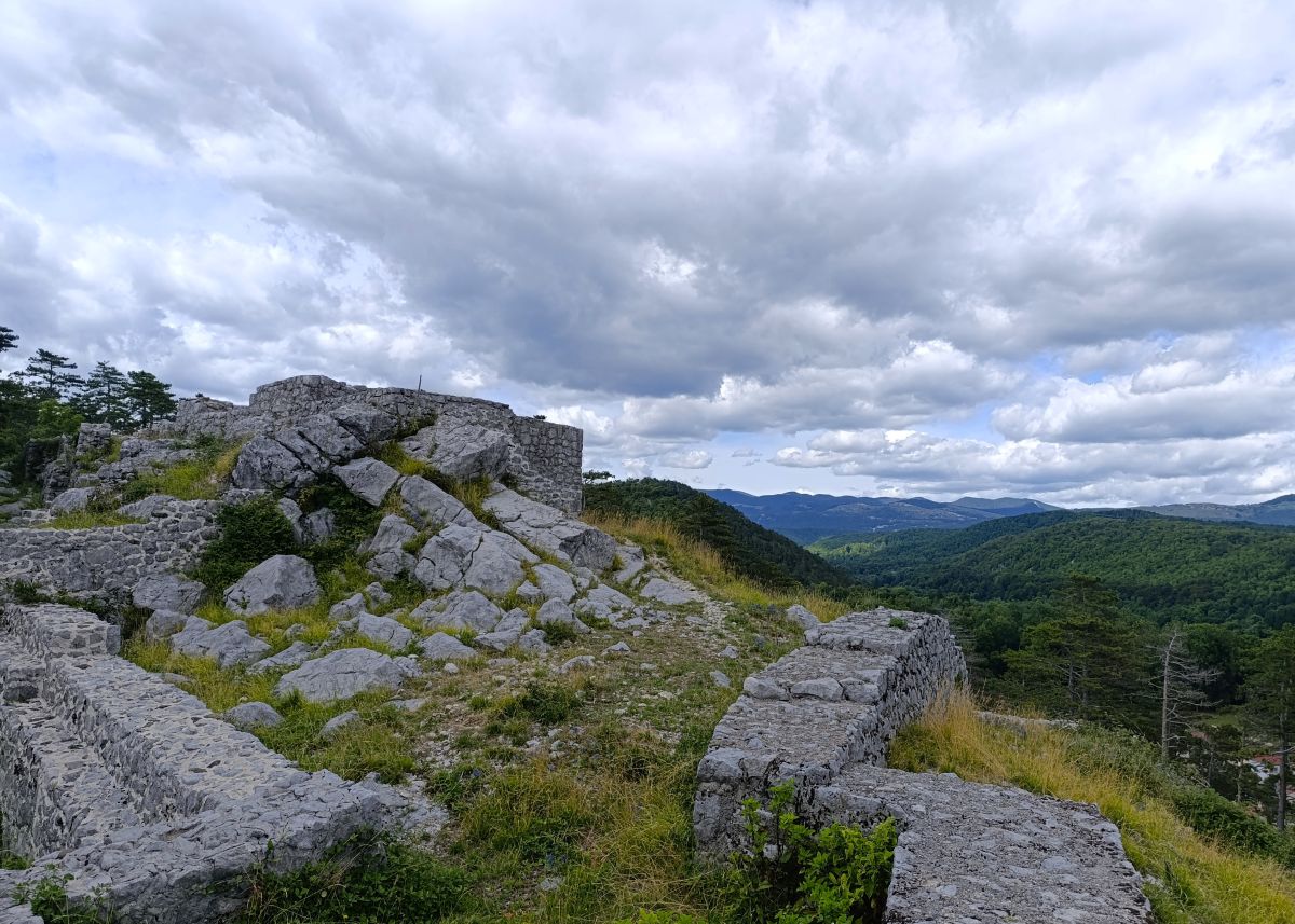 Gradina, Klana, zid, ostaci, kamenje