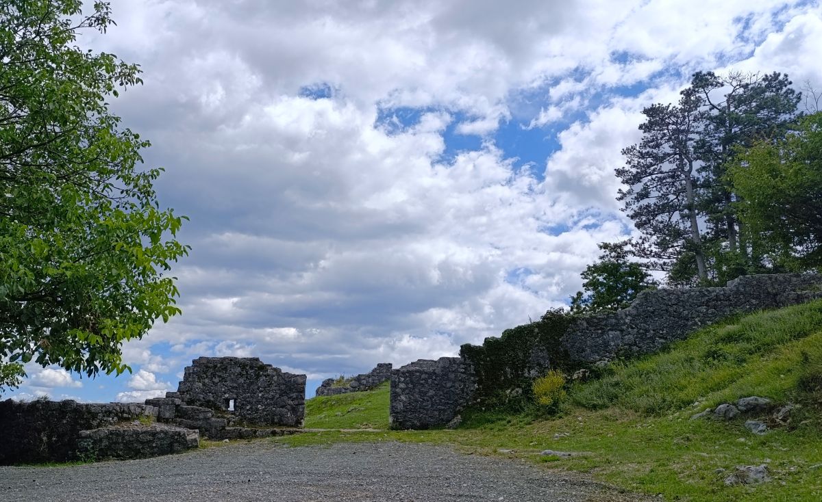 Gradina, Klana, zidine