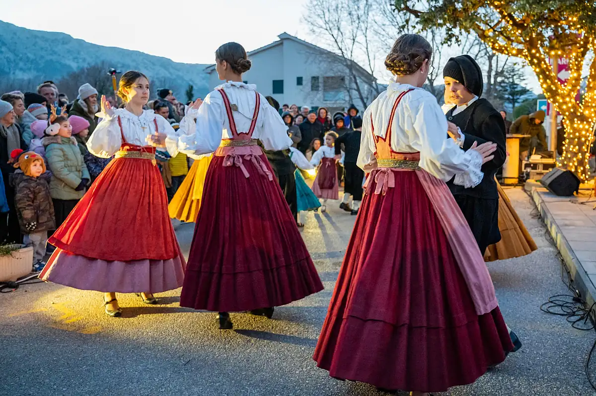nastupi dječjih i folklornih skupina