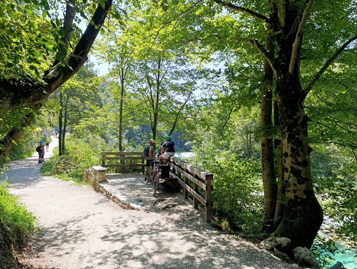 Soča, dolina Soče, Slovenija, outdoor, priroda, biciklisti, zelenilo, aktivni turizam