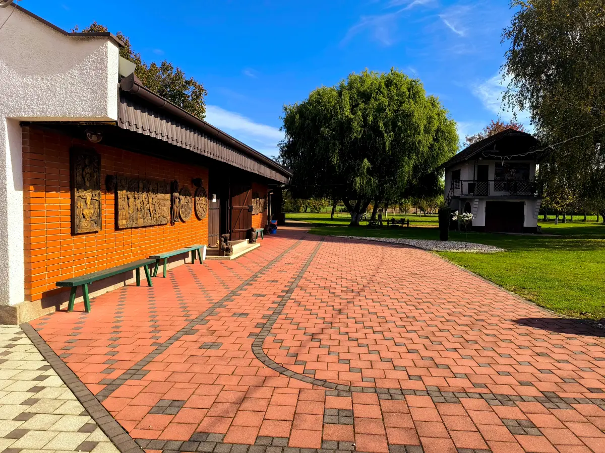grunt Generalić.ulaz u galeriju, hlebine