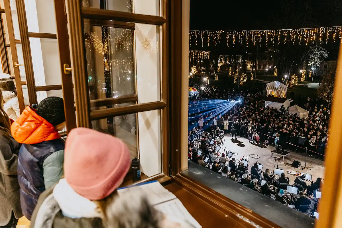 advent božićni koncert s prozora gimnazije