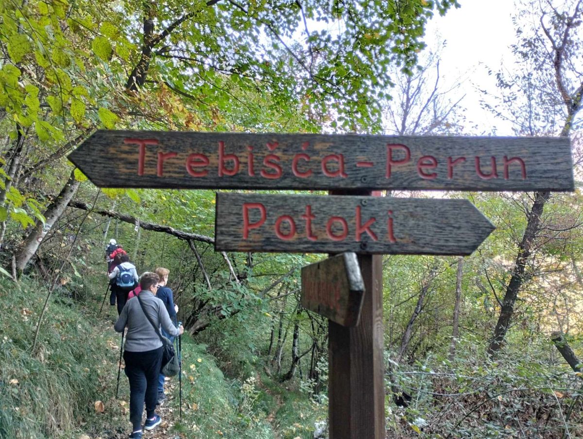 Trebišća Perun, Mošćenička Draga, putokaz