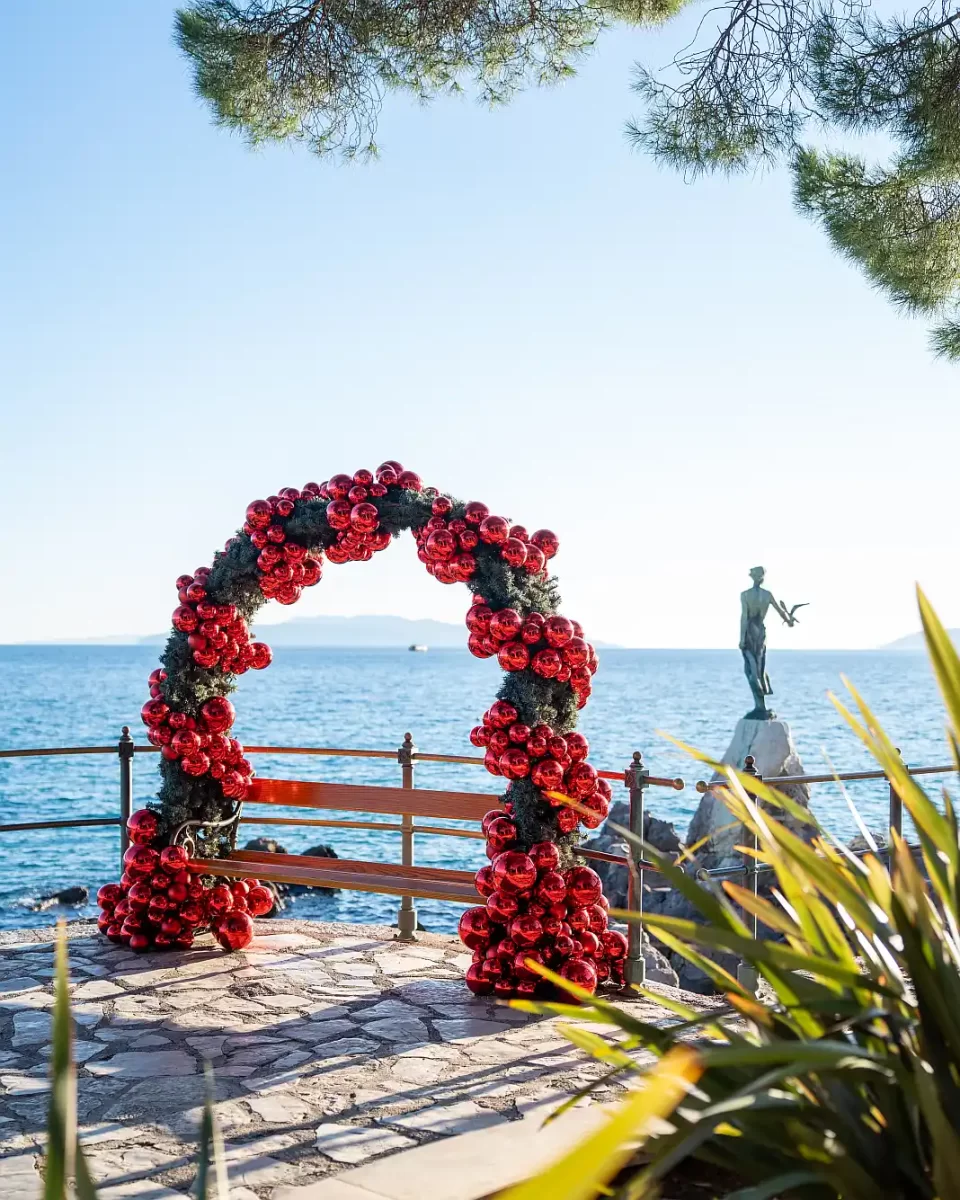 Opatija Advent - djevojka s galebom