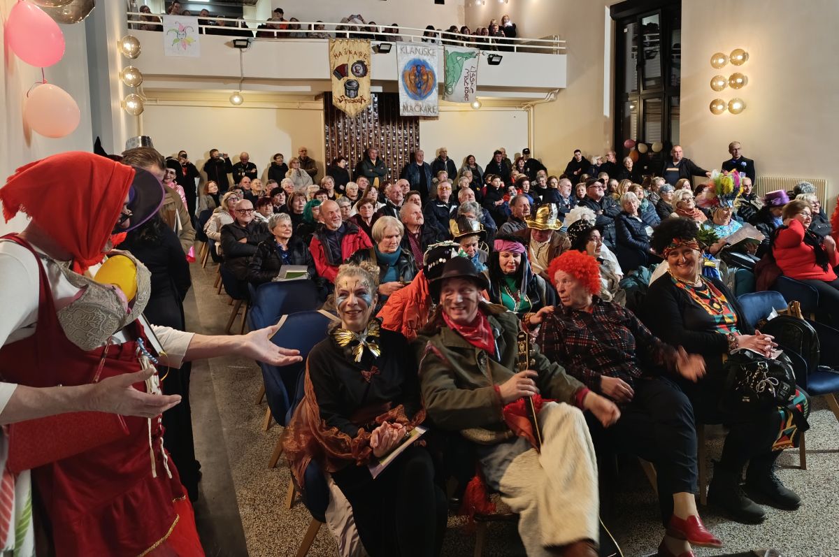 maškare, Klana, maske, karneval, Kvarner, publika, o(mačkarane) beside u Klani