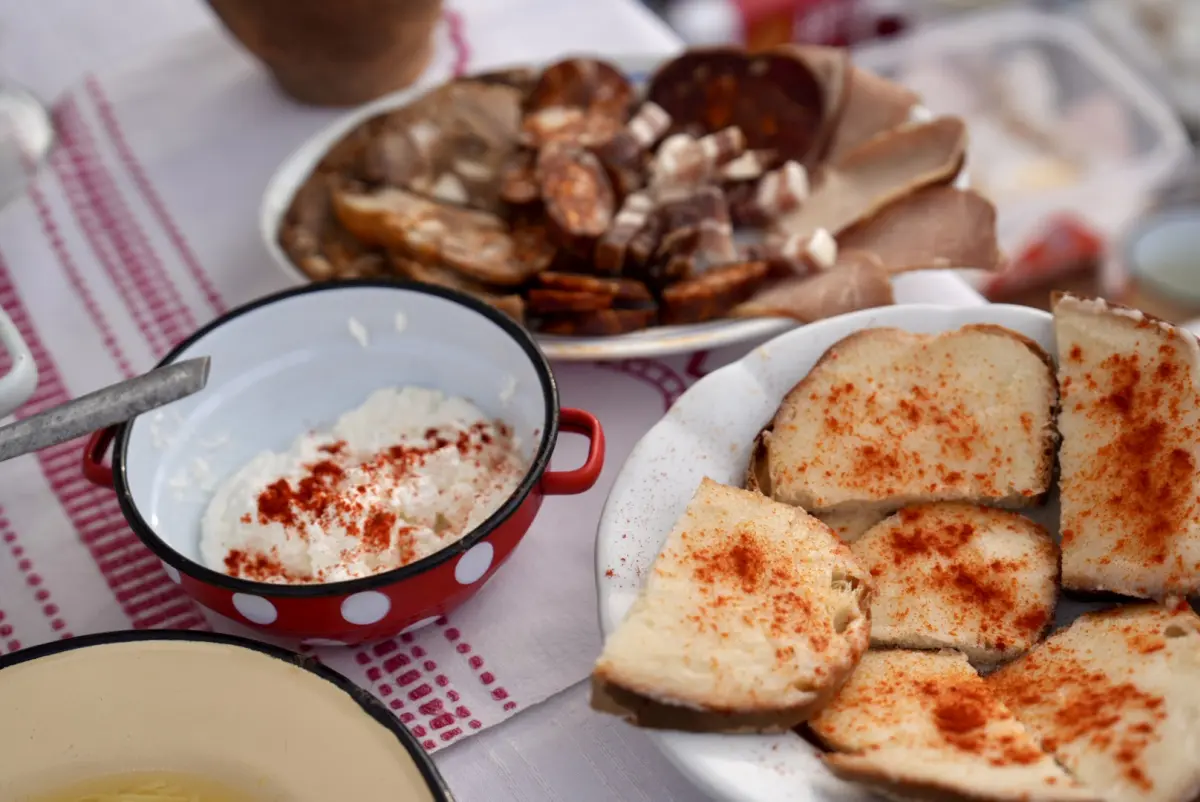 kruh s masti, vukovarsko sirjemska županija, slavonski stol, trpeza, gastro
