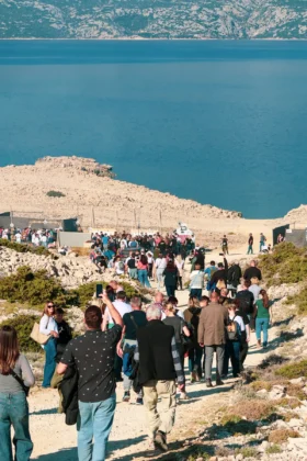 Atmosfera na MarsOvci uz vatru i janjetinu na plaži Jadra, Novalja, pag