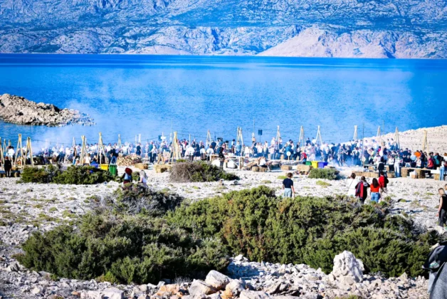 Atmosfera na MarsOvci uz vatru i janjetinu na plaži Jadra, Novalja, pag