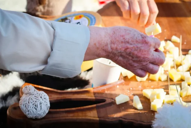 Atmosfera na MarsOvci uz vatru i janjetinu na plaži Jadra, Novalja, pag