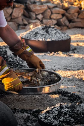 Atmosfera na MarsOvci uz vatru i janjetinu na plaži Jadra, Novalja, pag