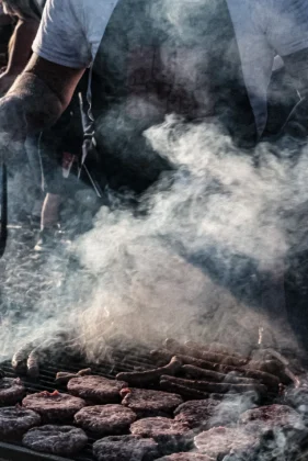 Atmosfera na MarsOvci uz vatru i janjetinu na plaži Jadra, Novalja, pag