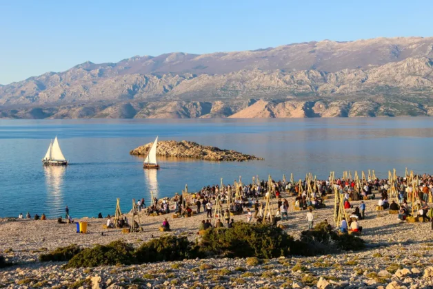 MarsOvca 2026 na plaži Jadra u Staroj Novalji s vi&scaron;e od 2000 posjetitelja