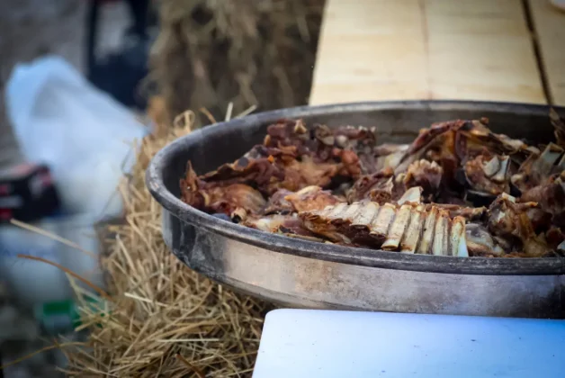 Atmosfera na MarsOvci uz vatru i janjetinu na plaži Jadra, Novalja, pag