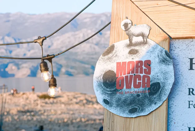 Atmosfera na MarsOvci uz vatru i janjetinu na plaži Jadra, Novalja, pag