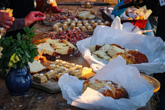 Atmosfera na MarsOvci uz vatru i janjetinu na plaži Jadra, Novalja, pag