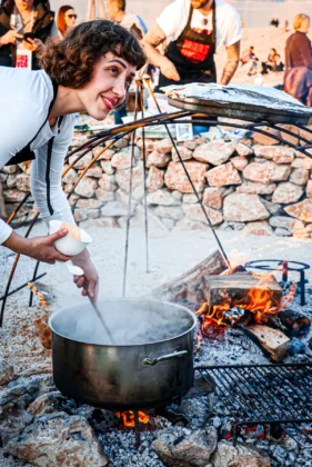 Atmosfera na MarsOvci uz vatru i janjetinu na plaži Jadra, Novalja, pag