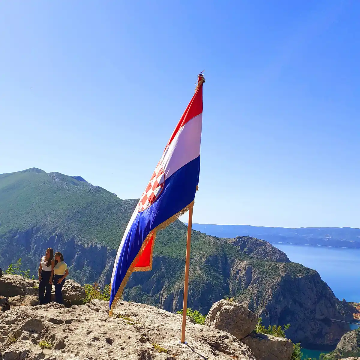 Pogled s brda Gradac na Cetinu i Omiš