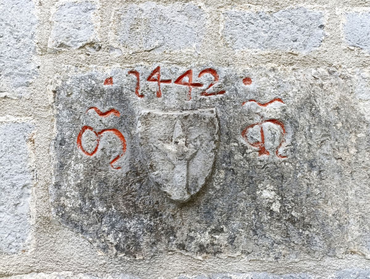 Veprinac, oznaka na crkvenom zidu