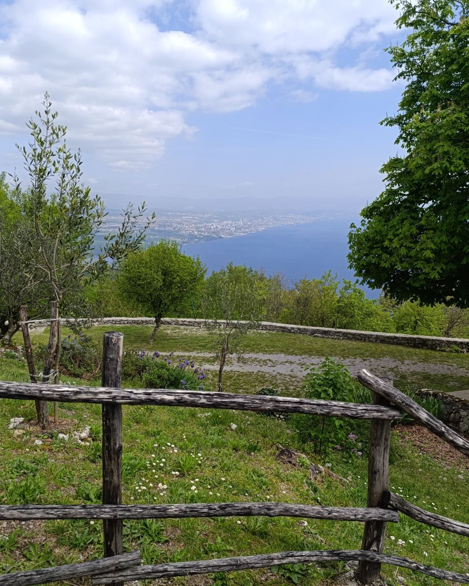 Veprinac, pogled na Rijeku, more, ograda