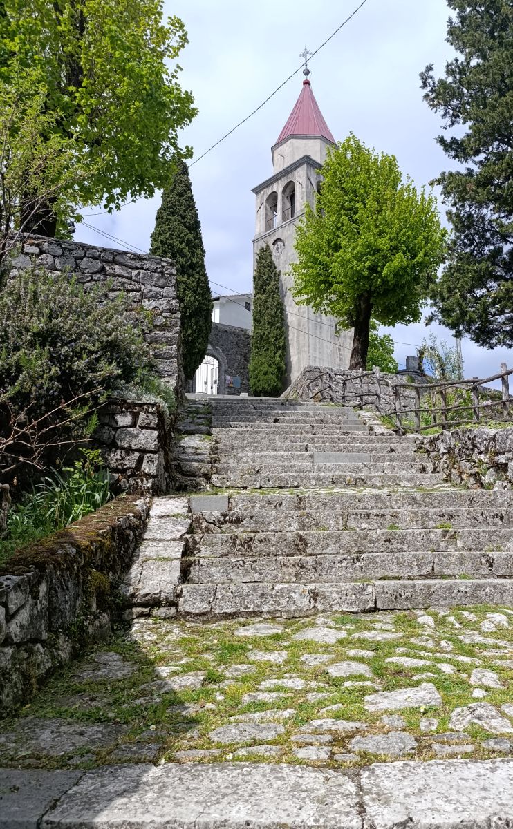 Veprinac, stepenice, crkva, toranj