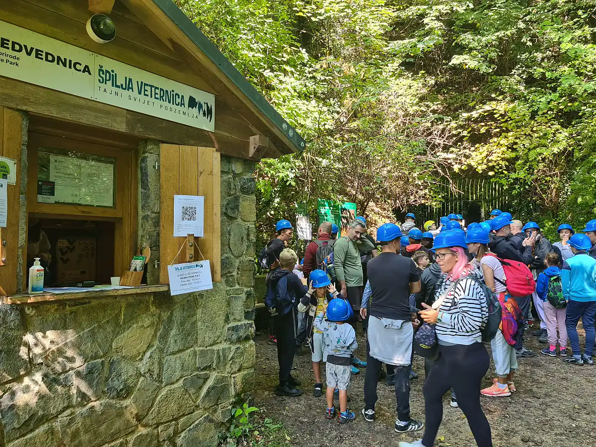 Ulaz u špilju Veternicu