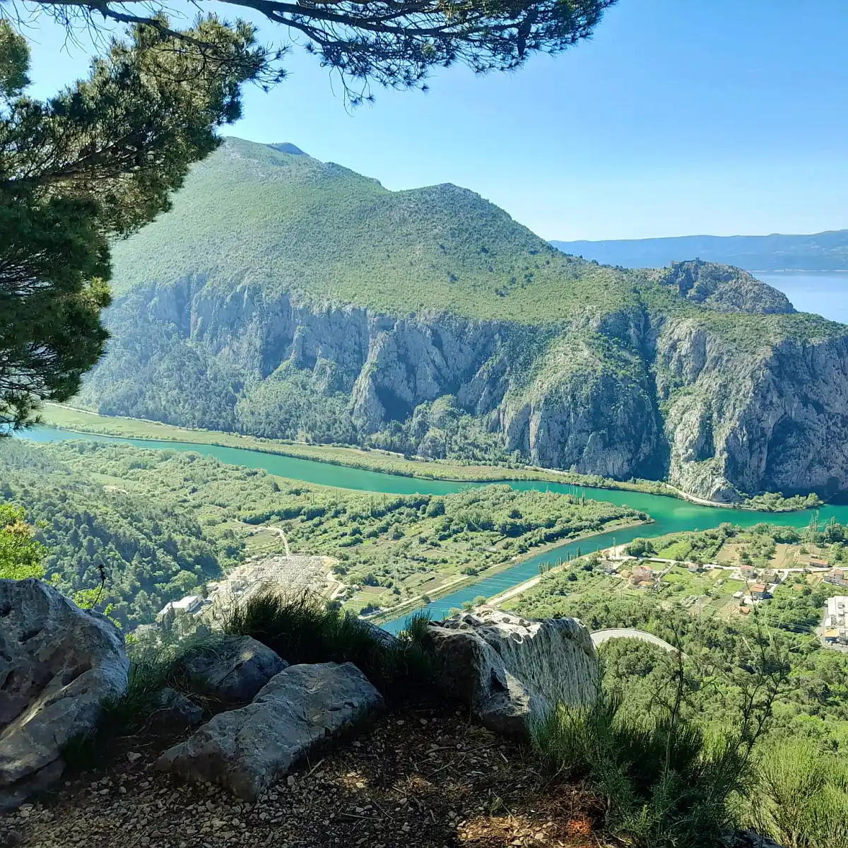 Pogled s brda Gradac na Cetinu i Omiš