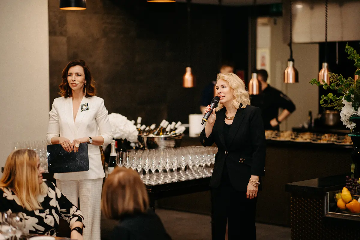 Voditeljica Izabela Vrtar i Josipa Jutt Ferlan Hilton klaster direktorica