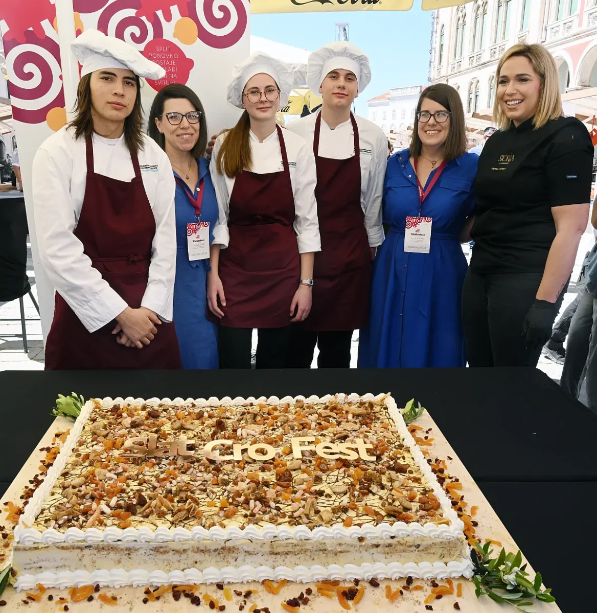 u sklopu Taste of Split – Sudamja 2026, prepunim Prokurativama održan je izbor najbolje Splitske torte, torta učenika Turističko-ugostiteljske škole Split, dimenzija metar puta metar,