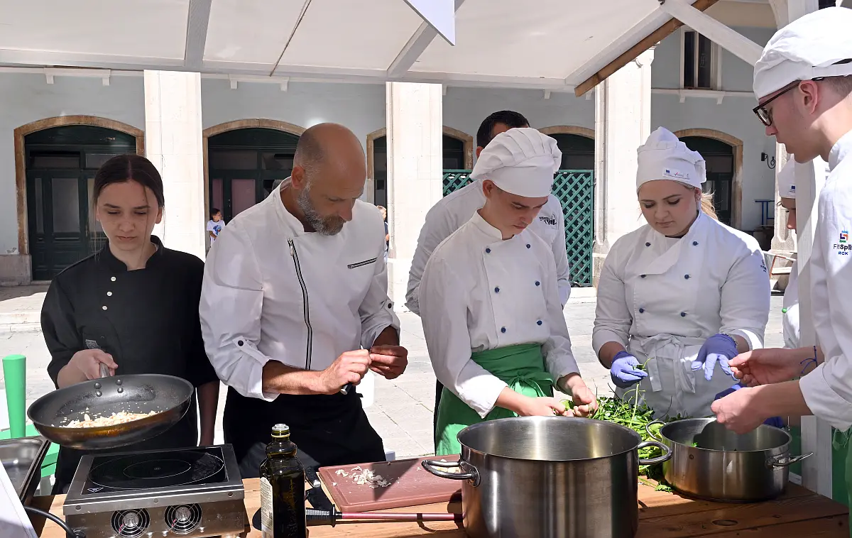 David Skoko i Ivan Pažanin kuhaju s učenicima na Sudamja Gourmet Festivalu