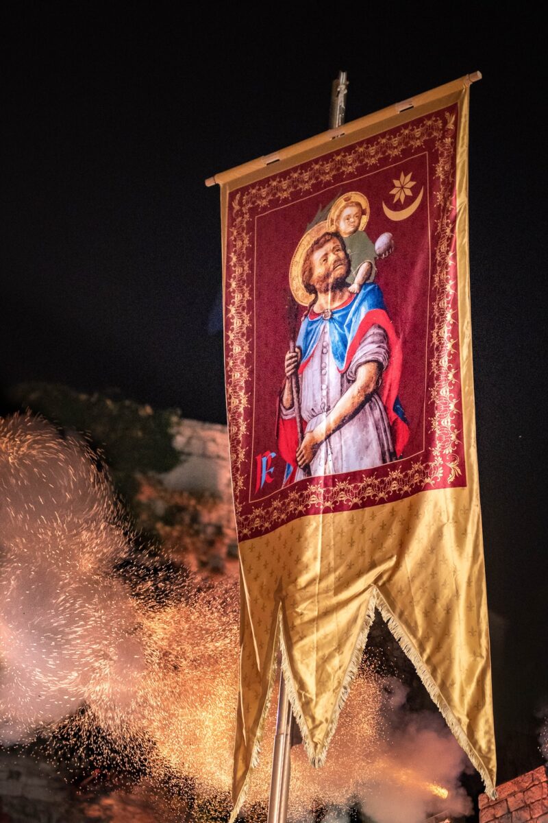 Rab je grad zvonika, kamenih ulica i jedne od najpoznatijih otočnih legendi – priče o svetom Kristoforu, zaštitniku grada.
