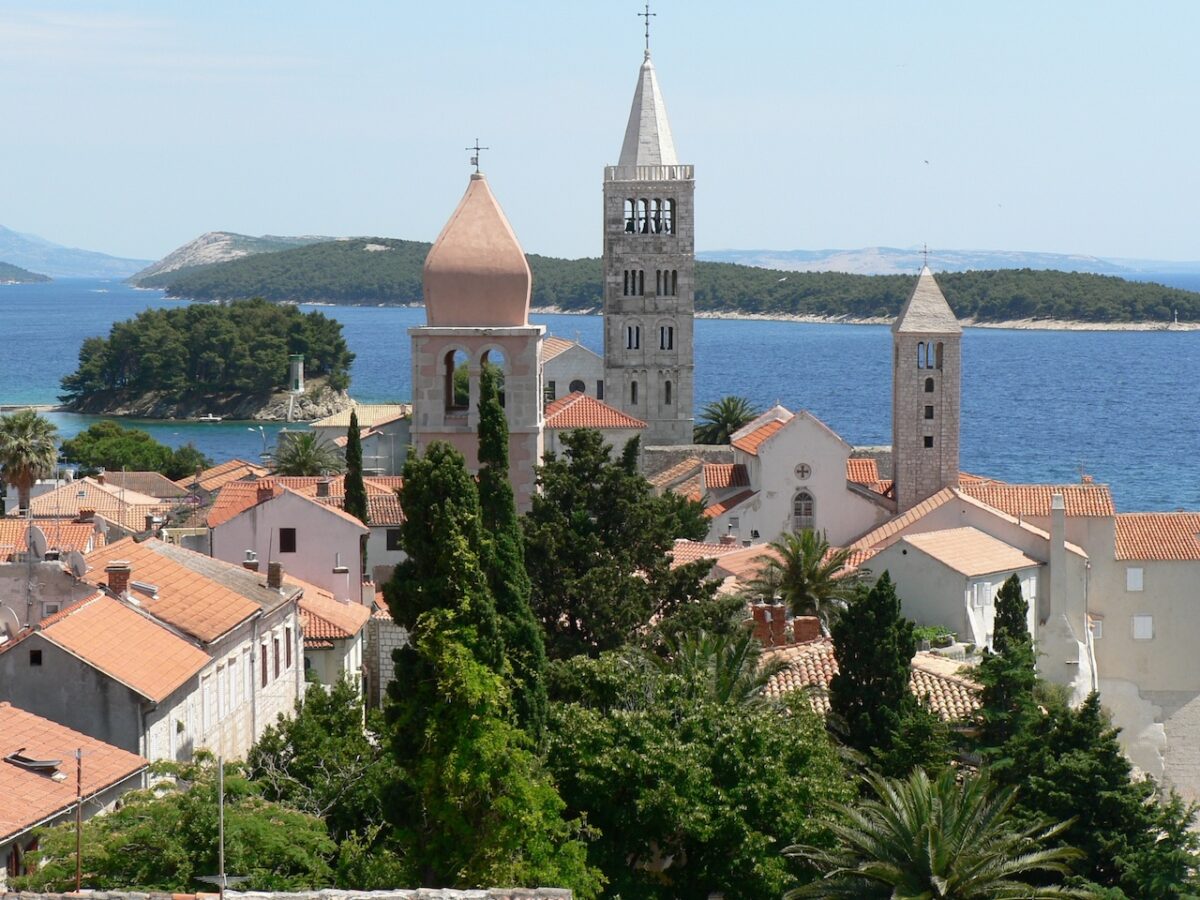 Rab je grad zvonika, kamenih ulica i jedne od najpoznatijih otočnih legendi – priče o svetom Kristoforu, zaštitniku grada.