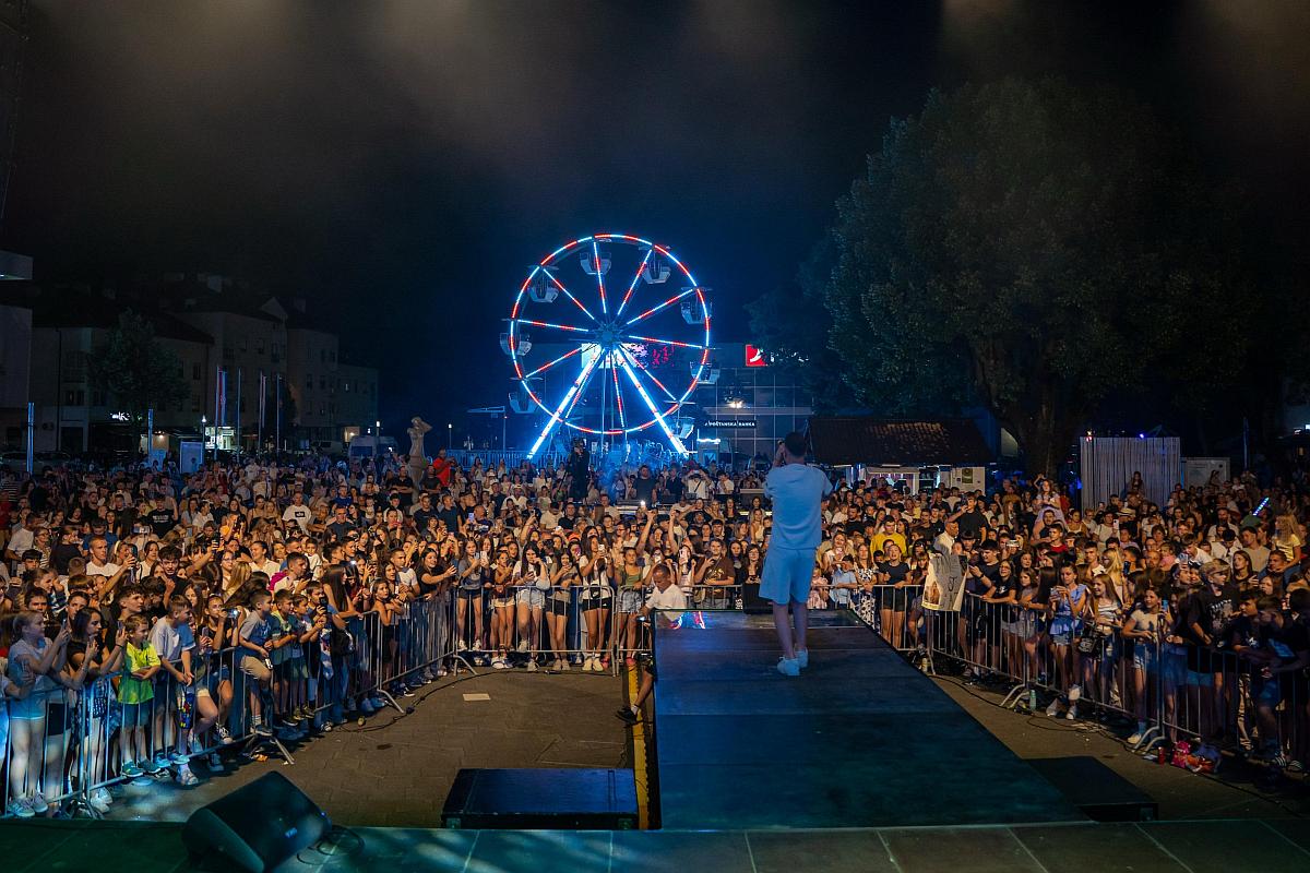 Tesla Power of Lights u Gospiću okupio tisuće posjetitelja na Trgu Nikole Tesle