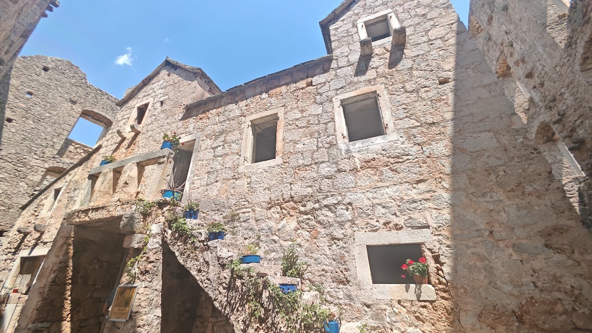 kuca u kuci bol brač