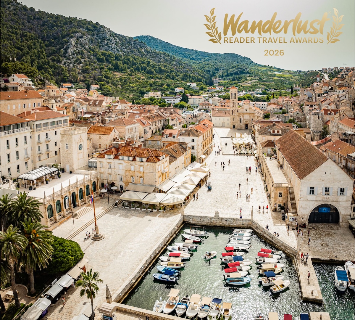 Panoramski pogled na grad Hvar i Paklene otoke, nominirane za najpoželjniji europski otok u izboru Wanderlust Reader Travel Awards 2026.