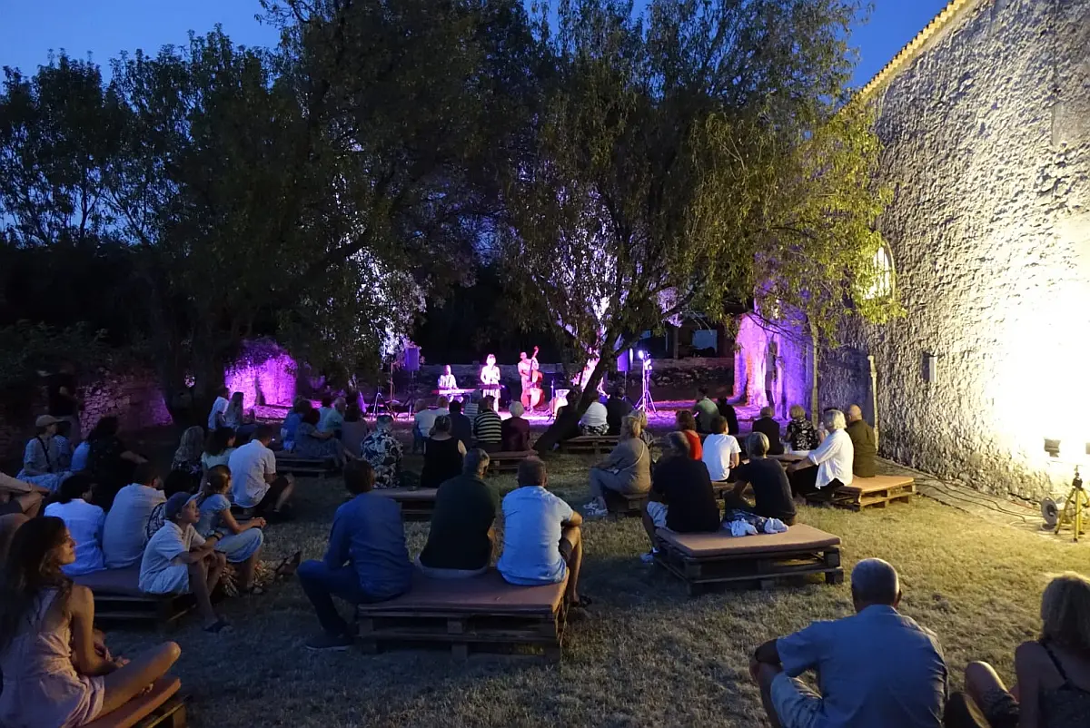 Jazz u Svetom Justu u dvorištu povijesne crkve u Galižani