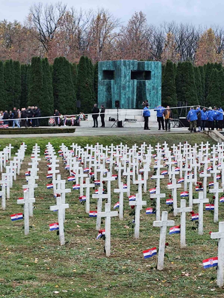 Vukovar groblje domovinskog rata, bijeli križevi vukovar